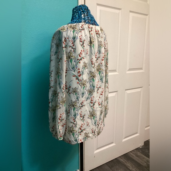 💥PRICE DROP💥 Floral Blouse - Picture 3 of 6